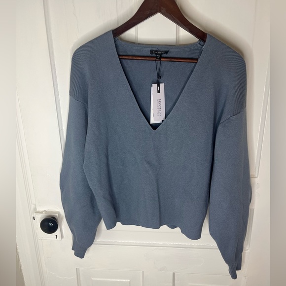 Dynamite Sweaters - New Dynamite v-neck sweater